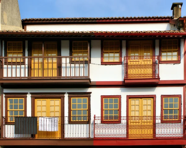 Medeltida hus i det historiska centrum av Guimaraes — Stockfoto