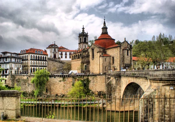 Puente, Río Tamega y el Monasterio de Sao Goncalo — Foto de Stock