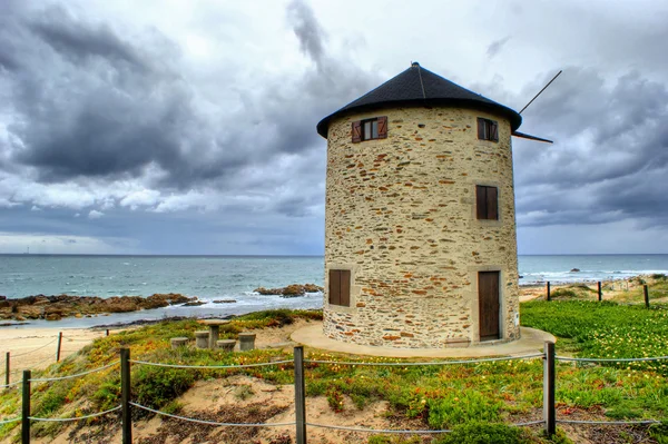 Apulia windmill in the beach — Stock Photo, Image