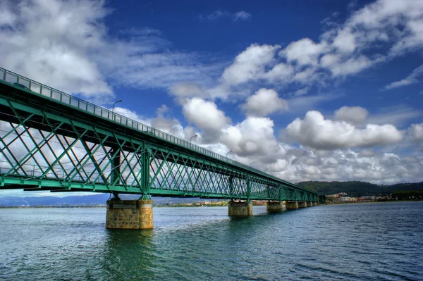 Viana do Castelo şehrindeki Lima Nehri üzerinde Eyfel köprü — Stok fotoğraf