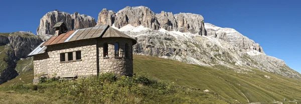 Pequeña iglesia en el prado — Foto de Stock