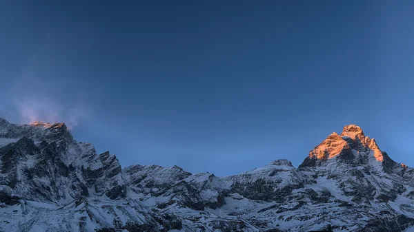 Solnedgång på toppen av bergen — Stockfoto