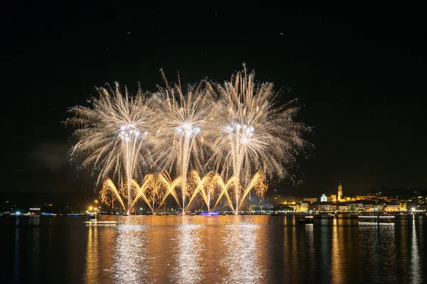 Fuegos artificiales, frente al lago de Arona - Piamonte — Foto de Stock