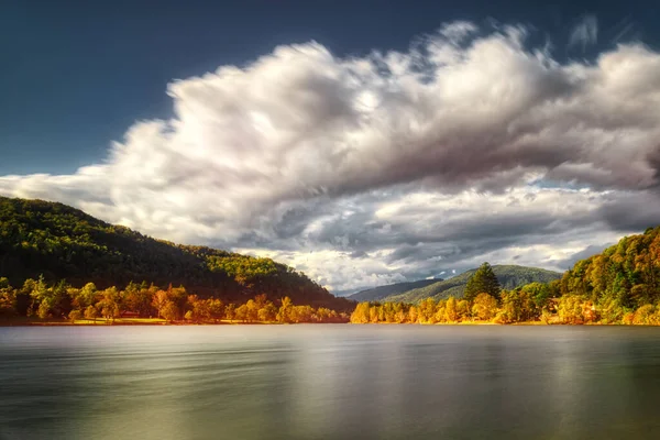 Cores Outono Lago Ghirla Valganna Com Nuvens Movidas Pelo Vento — Fotografia de Stock