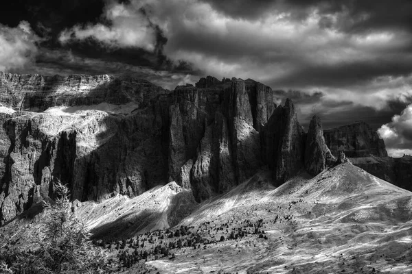 Paisaje Infrarrojo Grupo Sella Temporada Verano Con Nubes Oscuras Cielo —  Fotos de Stock