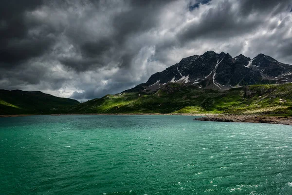 Sjön Italienska Alperna Med Stormmoln Himlen Och Solstrålar Vattnet — Stockfoto