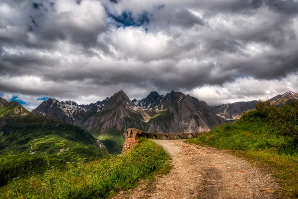 Weg Formazza Valley Zomer Met Storm Wolken Blauwe Lucht — Stockfoto