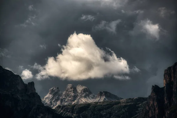 Nube Blanca Iluminada Por Sol Sobre Cima Las Montañas Durante — Foto de Stock
