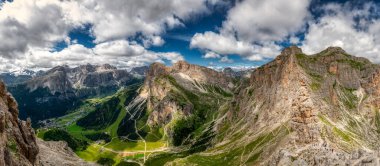 Alta Badia Vadisi 'nin manzarası Sassongher dağından gökyüzünde bulutlarla görülüyor. 