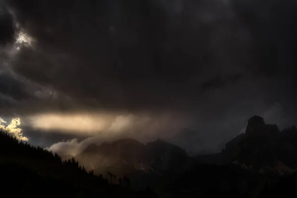 Últimos Raios Sol Sobre Montanhas Alta Badia Com Nuvens Dramáticas — Fotografia de Stock