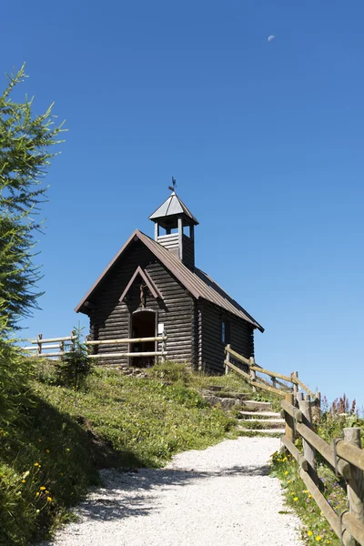 Mountain path and church — Stock Photo, Image