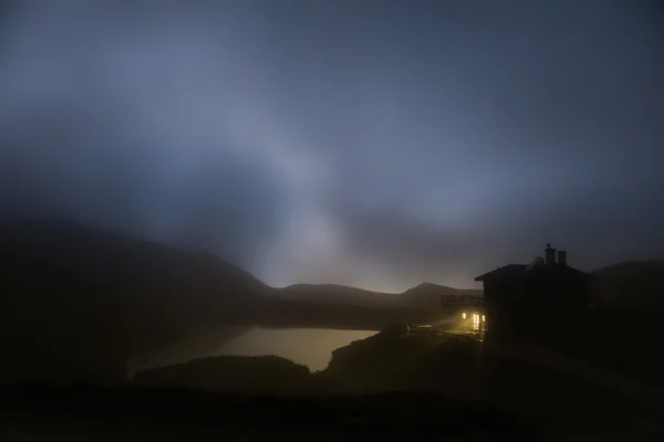 Rifugio nella notte nebbiosa, Dolomiti — Foto Stock