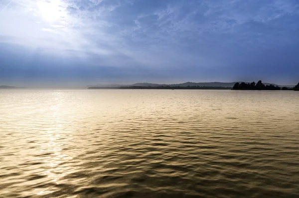 Lago de Varese em uma manhã nebulosa — Fotografia de Stock