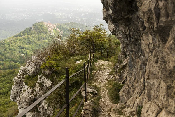 The trail north to the Campo dei Fiori — Stock Photo, Image