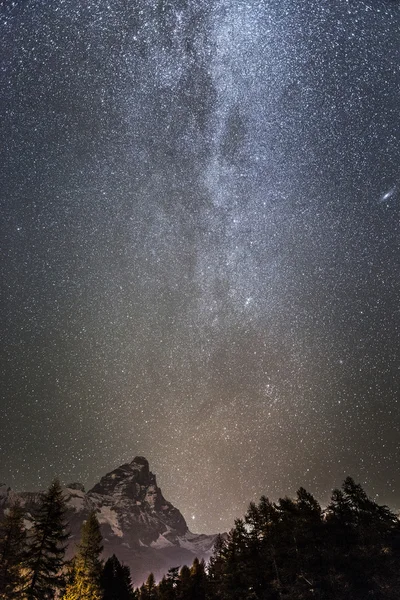 Vía Láctea sobre el Monte Cervino — Foto de Stock