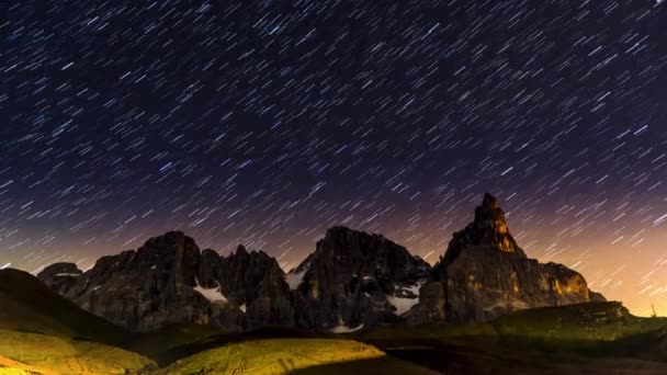 Estrela trilhas sobre Pale di San Martino, Dolomitas — Vídeo de Stock