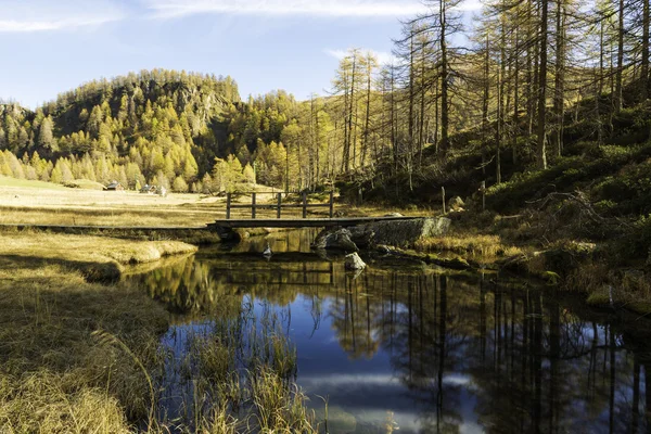 Devero Alp, reflexões no rio na temporada de outono — Fotografia de Stock