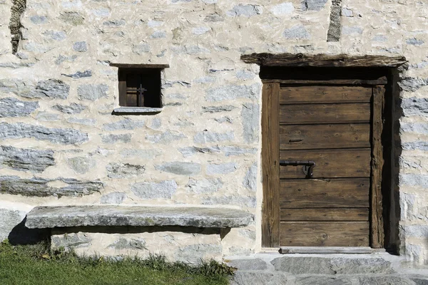 Door, window and bench — Stock Photo, Image