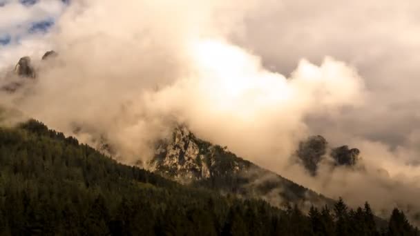 Dolomitlerin üzerindeki bulutlar — Stok video