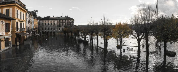 Lago Orta desbordamiento en la plaza del pueblo, Piamonte — Foto de Stock
