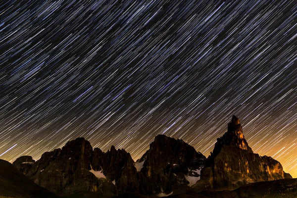 Senderos de estrellas sobre Pale di St.Martino —  Fotos de Stock