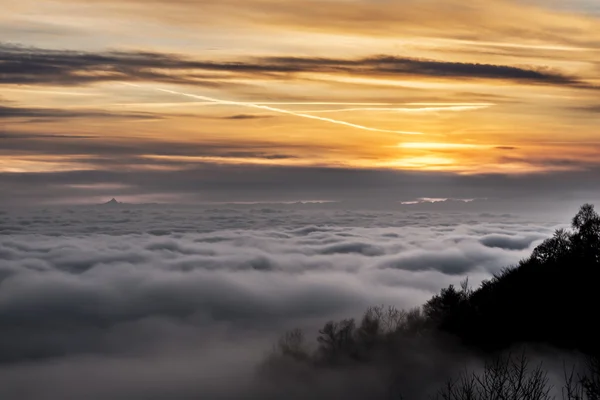 Mar de nuvens ao pôr do sol — Fotografia de Stock