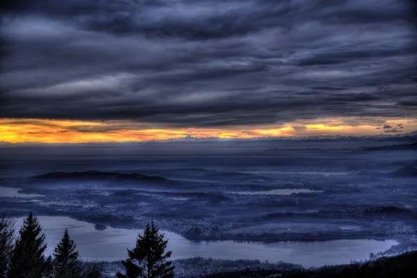 Закат над горизонтом, Варезе — стоковое фото