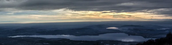 Lac de Varèse, paysage au coucher du soleil — Photo