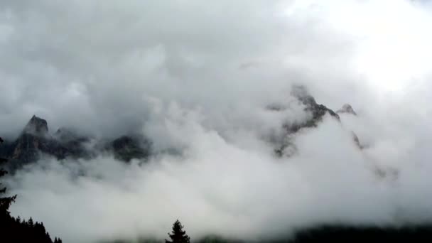 Nuvens através das montanhas Dolomitas — Vídeo de Stock