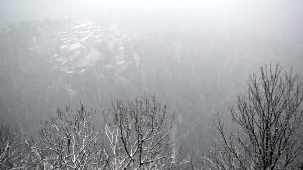 Nieve sobre el antiguo pueblo del Monte Sagrado de Varese — Vídeos de Stock