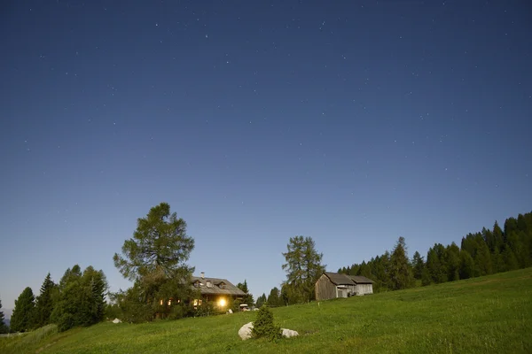 Stjärnhimmel över fjällstuga — Stockfoto