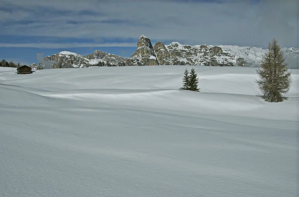 Collina innevata e montagne — Foto Stock