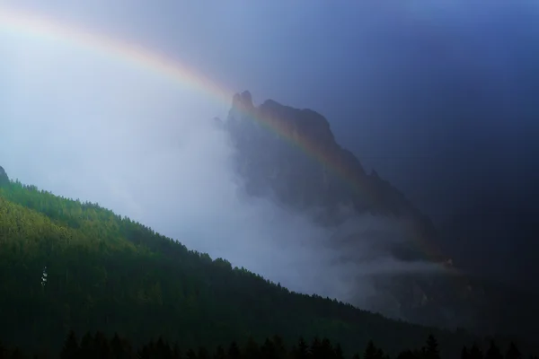 Arc-en-ciel sur les montagnes — Photo