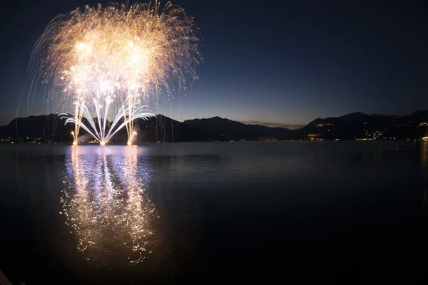 Vuurwerk op het Lago maggiore, luino - Italië — Stockfoto