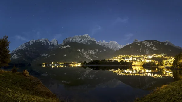 Molveno, panorama notturno — Foto Stock