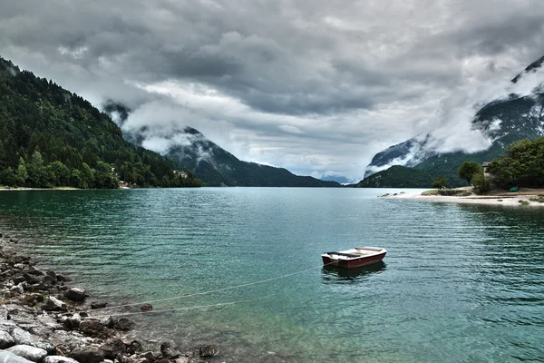Nad jeziorem Molveno, Trentino — Zdjęcie stockowe