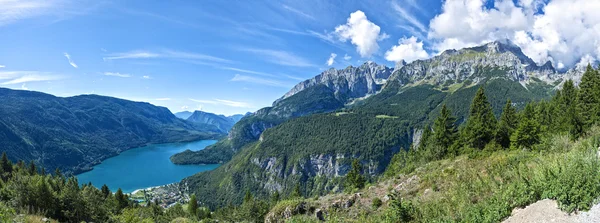 Krajobraz jeziora Molveno, Trentino - Włochy — Zdjęcie stockowe