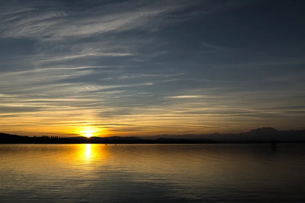 Pôr do sol no lago Varese — Fotografia de Stock