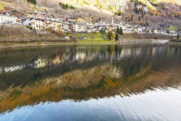 Un piccolo villaggio sul lago — Foto Stock