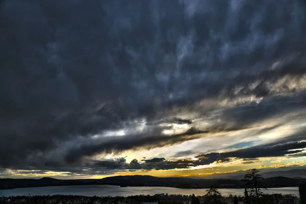 Pôr do sol no lago Varese — Fotografia de Stock