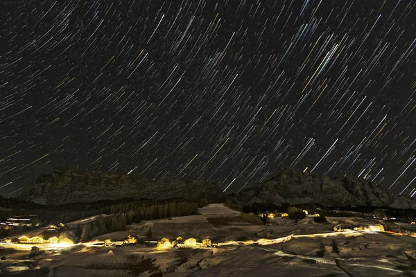 Noche estrellada sobre las montañas italianas — Foto de Stock