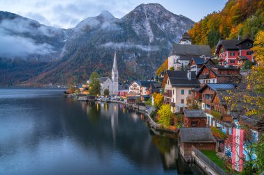 Alacakaranlık Güz, Salzkammergut, Avusturya Hallstatt dağ köyü