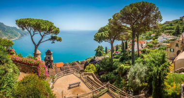 Ravello, Campania, İtalya 'daki Villa Rufolo bahçelerinden Amalfi Sahili