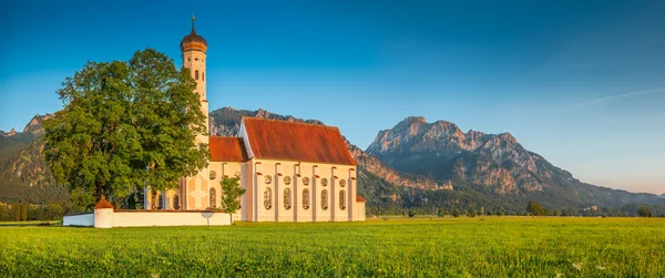 Famosa iglesia de St. Coloman cerca de Fussen al atardecer, Baviera, Alemania — Foto de Stock