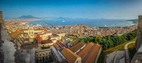 Ciudad de Napoli con el Vesubio al atardecer, Campania, Italia —  Fotos de Stock