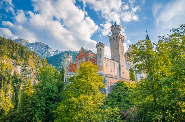 Wereldberoemde kasteel Neuschwanstein op een zonnige dag, Fussen, Beieren, Duitsland — Stockfoto