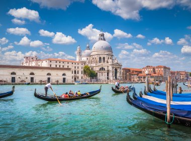 Gondol Basilica di Santa Maria della Salute, Venedik, İtalya ile Canal Grande üzerinde