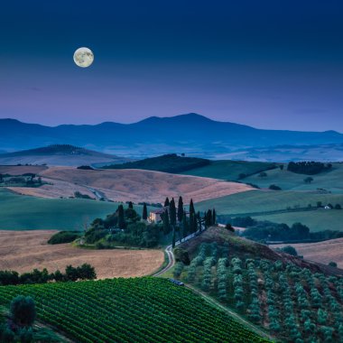 Tuscany manzara ay ışığında şafakta, Val d'Orcia, İtalya