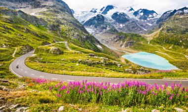 Motosikletçi Alpleri'nde mountain pass yolda
