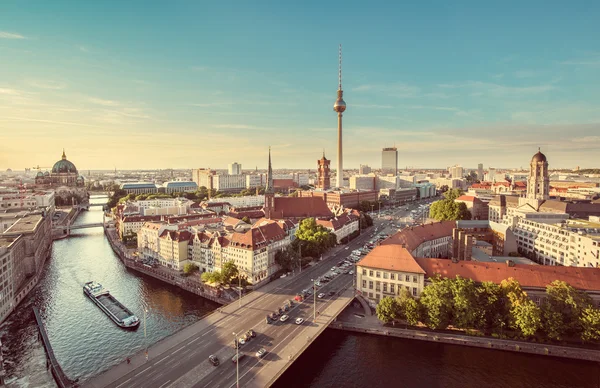 De skyline van de Berlijn met Spree rivier in de zomer, Duitsland — Stockfoto